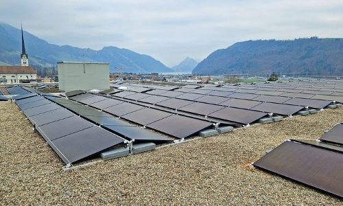 Installation photovoltaïque montée sur le toit de la production à Alpnach Dorf
