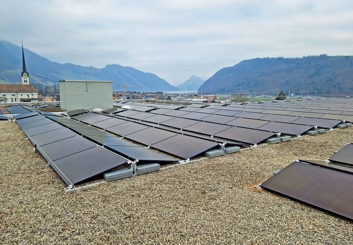 Installation photovoltaïque montée sur le toit de la production à Alpnach Dorf