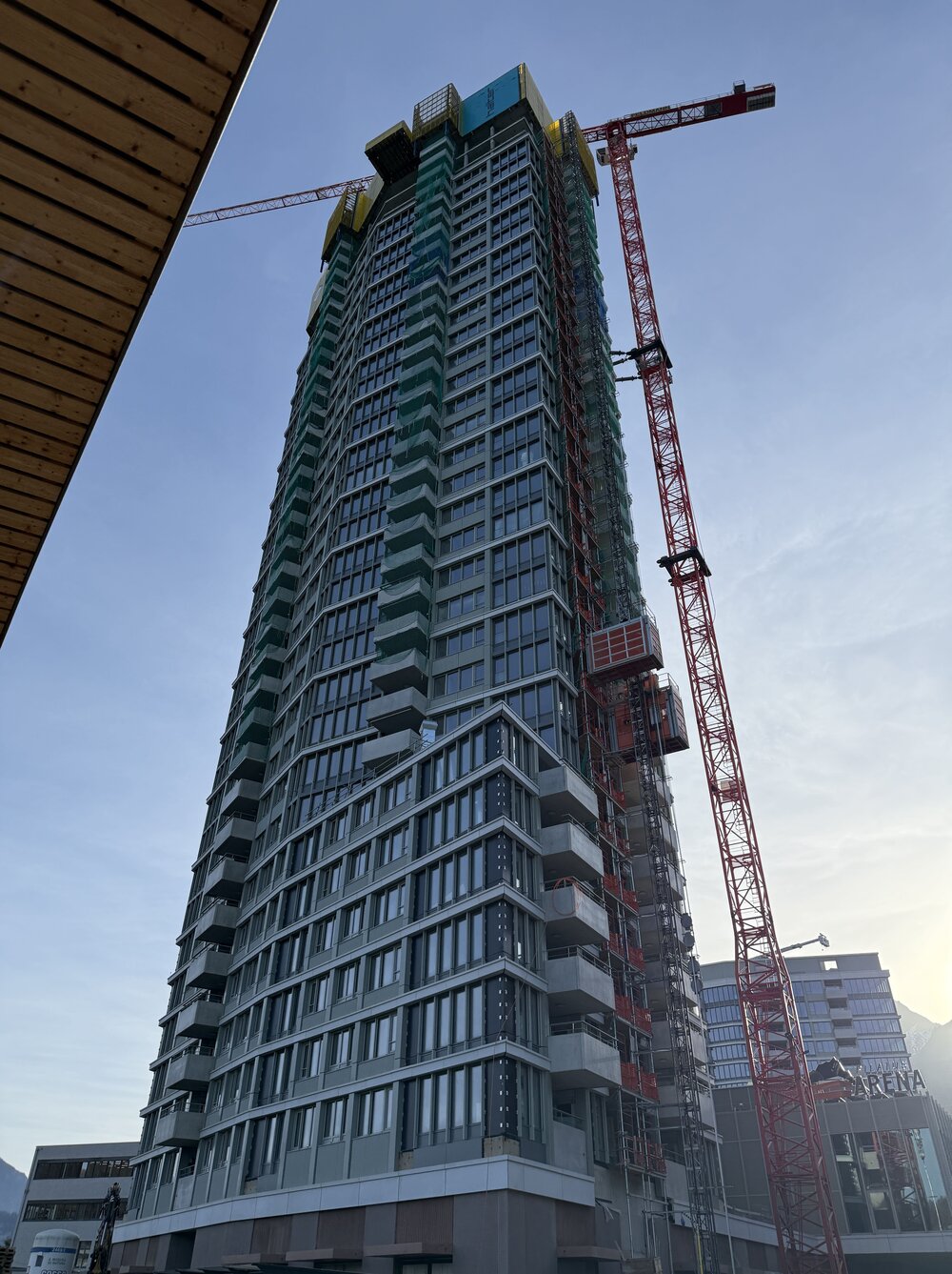 Pilatus Tower mit Pilatus Arena